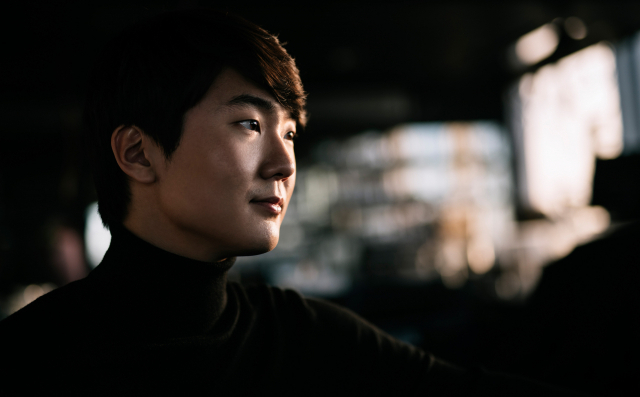 ▲ 피아니스트 조성진 리사이틀이 오는 30일 대구콘서트하우스 그랜드홀에서 열린다. 지난 2015년 한국인 최초로 '쇼팽 국제 피아노 콩쿠르'에서 우승한 그는 이번 공연에서 슈만, 시마노프스키 등의 곡을 연주한다.