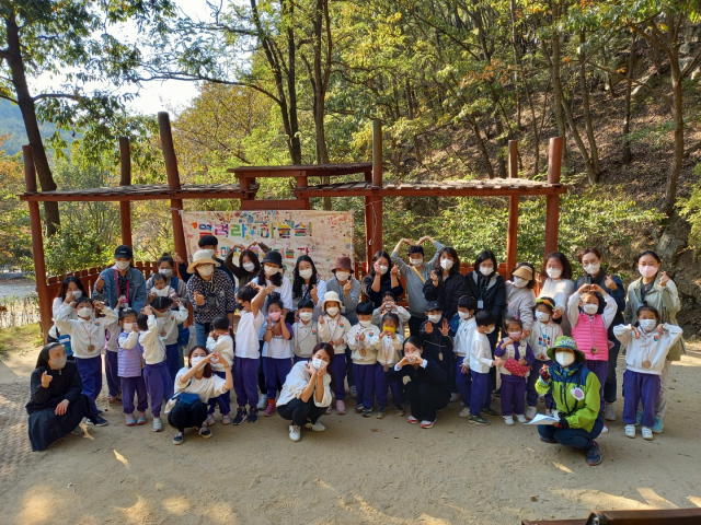 ▲ 구미시 ‘천생산성 유아숲 체험원’을 운영하는 한국생태문화협동조합의 유아지도사들이 성모유치원 원생가족들에게 가족숲놀이 프로그램을 진행하고 있다.