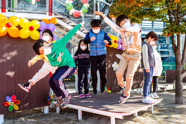 ▲ 티웨이항공이 최근 완공한 대구 경진초 ‘경진 해피랜드’에서 어린이들이 뛰어 놀고 있는 모습.