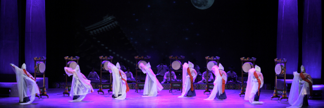 ▲ 대구시립국악단이 제14회 한국무용의 밤으로 '별신'을 무대에 올린다. 대구시립무용단의 공연 장면