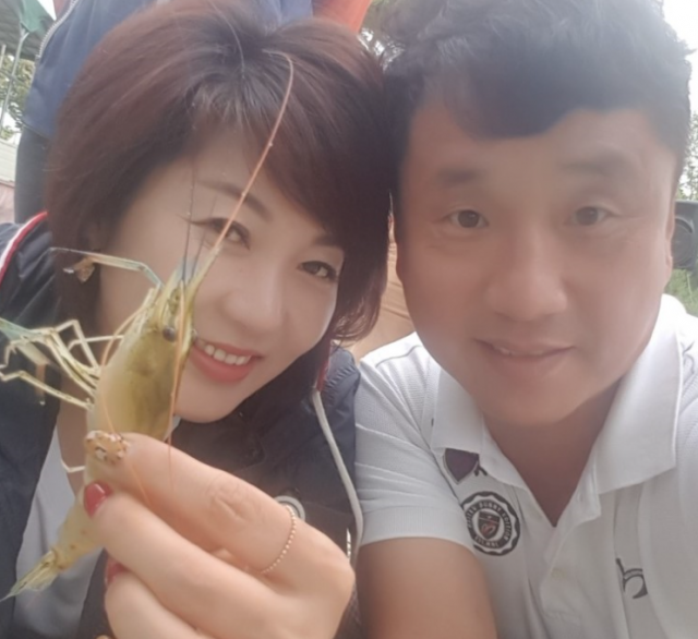 ▲ 박채선 대표가 부인 유지원씨와 함께 방금 포획한 새우를 보여 주고 있다.