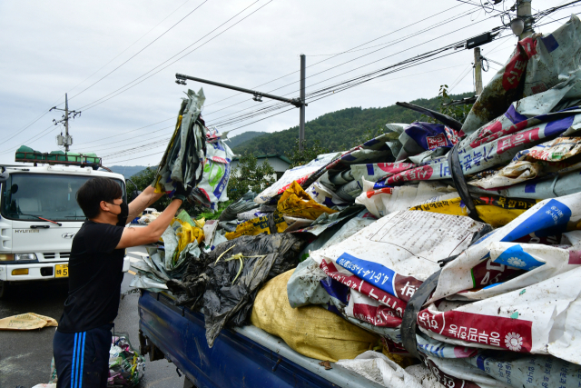 ▲ 청도군 주민이 지난 9월18일 21번째 청도군 재활용품 모으기 경진대회에 참여하고자 재활용 쓰레기를 분리하고 있는 장면.