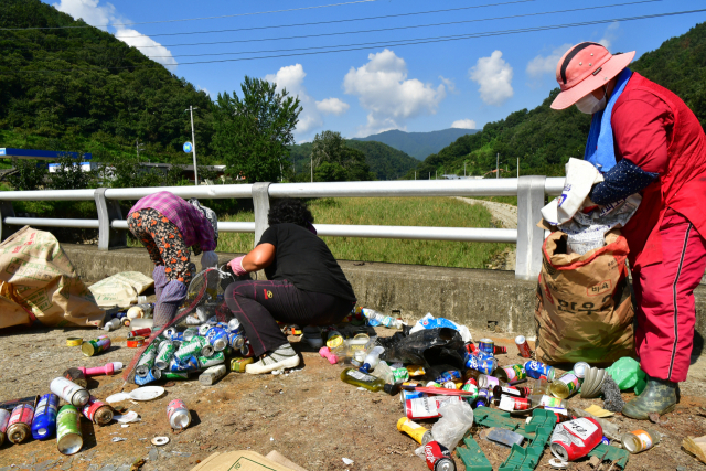 ▲ 청도군 주민들이 지난 9월18일 21번째 청도군 재활용품 모으기 경진대회에 참여하고자 재활용 쓰레기를 분리하고 있다.