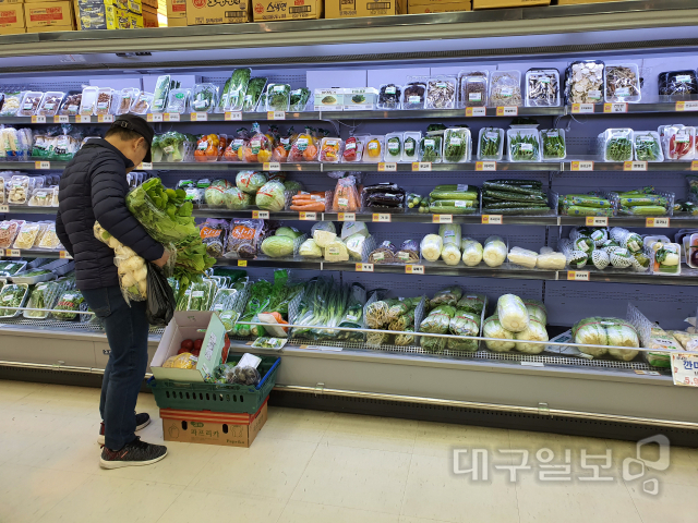 ▲ 대구 남구의 한 대형마트를 방문한 손님이 채소 가격을 들여다보고 있다.