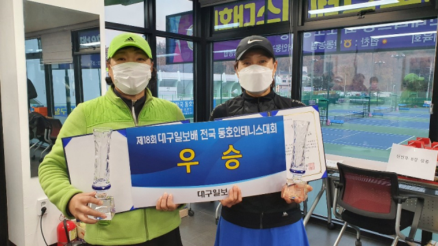 ▲ 국화부 우승자 김경태(구미선산모닝, 오른쪽)·이선애(경주클럽).