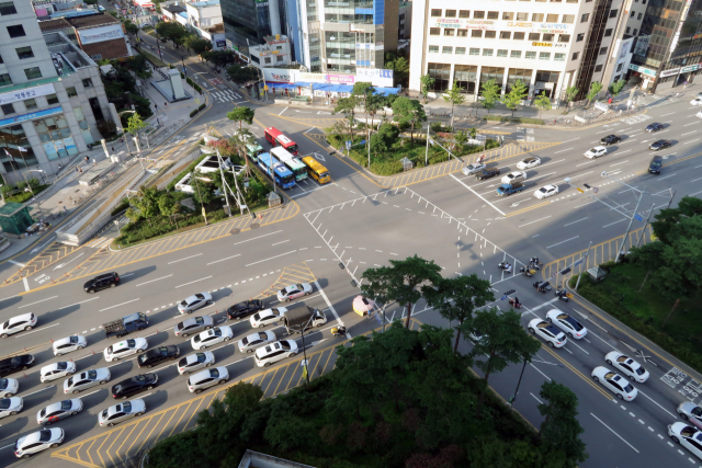 ▲ 대구 도심에 시민들의 발길이 돌아오고 있다. 사진은 대구 중구 반월당네거리에 줄 지어 서 있는 차량들.