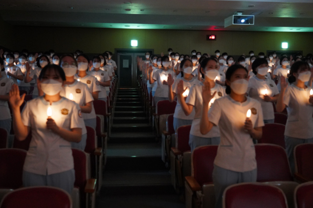 ▲ 대구 수성대학교 간호과 학생들이 제50회 나이팅게일 선서식을 갖고있다.