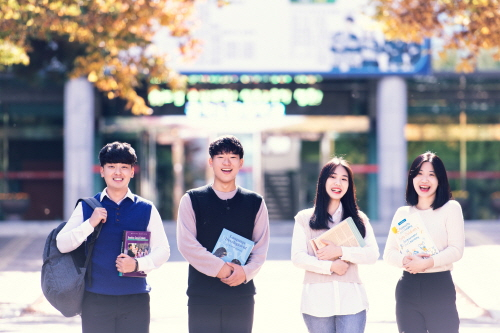 ▲ 경북도립대의 학생들이 밝은 미래를 기대하며 활짝 웃고 있다.