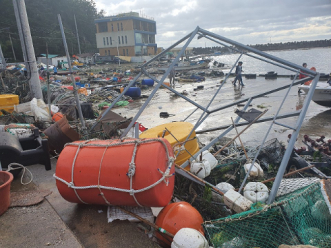 ▲ 경북도가 내년 말부터 해양쓰레기 수거 작업을 위한 대형 해양환경 관리선을 건조해 운영한다. 사진은 바닷가에 나뒹굴고 있는 해양 쓰레기 모습.