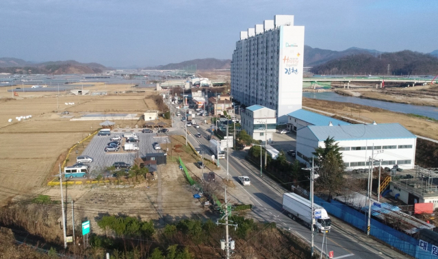 ▲ 왕복 4차선으로 확장공사가 추진될 것으로 보이는 김천 공단삼거리~서부교차로의 일부 구간 모습.