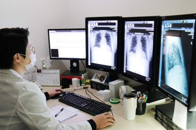 ▲ 대구파티마병원 의료진이 인공지능을 기반으로 환자 흉부 X-레이 영상을 판독하고 있다.