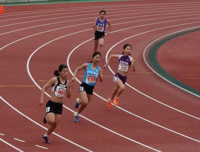 ▲ 전서영(왼쪽에서 3번째)이 지난해 제48회 춘계 전국 중·고등학교육상경기대회에서 200m 경기 를 뛰고 있다.