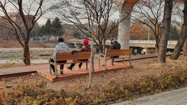 ▲ 대구 북구 팔거천에 조성된 무장애나눔길에서 주민들이 의자에 앉아 휴식을 즐기고 있다.