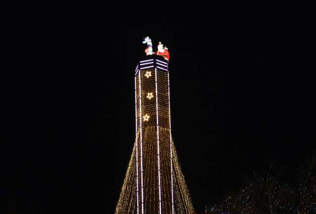 ▲ 경북문화관광공사가 청사 굴뚝에 산타와 대형 크리스마스트리를 설치하고 야간 조명등을 밝히고 있다.