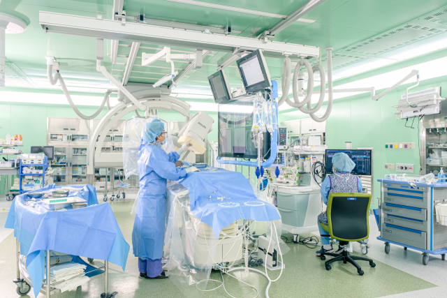▲ 복합 혈관질환의 시술과 수술을 동시에 시행하는 지역 유일한 하이브리드 수술실의 모습.