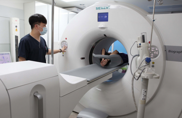 ▲ 포항세명기독병원 암센터가 운영 중인 양전자 방출 단층 촬영 장비(PET-CT).