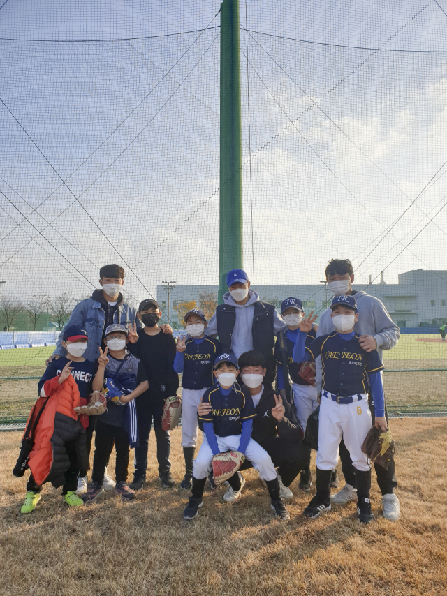 ▲ 경일대 야구부 선수들이 지역 학생들을 대상으로 일일 야구선생님으로 나섰다.