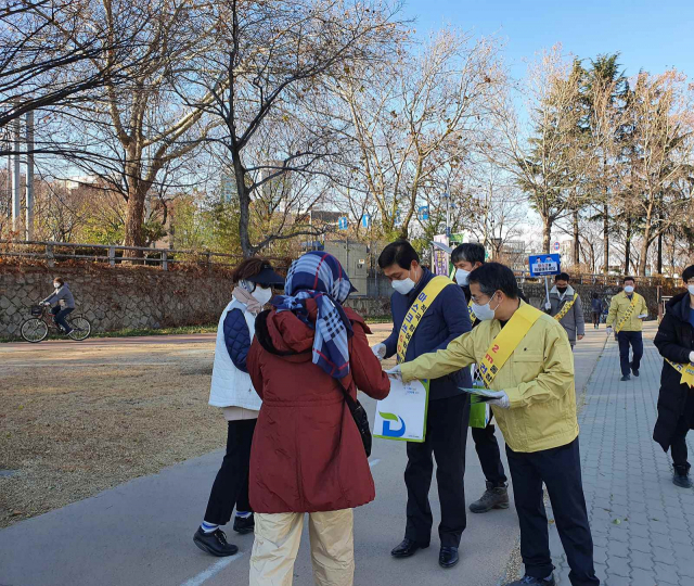 ▲ 대구시가 지난 9일 대구 신천둔치 대봉교 생활체육광장 일원에서 코로나19 극복 함동 캠페인을 진행하고 있다.