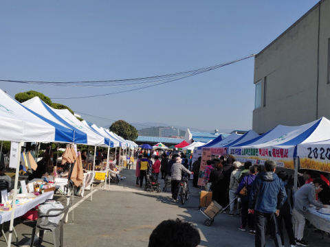 ▲ 경북도 직거래 장터 ‘바로마켓’에 참가한 소비자들이 상품을 둘러보고 있다.