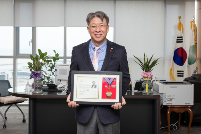 ▲ 박범수 한울원자력본부장이 대한적십자사가 단체에 수여하는 최고명예장 포장증을 수상했다.