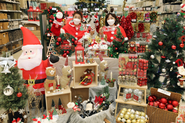 ▲ 이마트는 17일부터 25일까지 크리스마스 트리, LED 전구, 각종 소품 등의 크리스마스 장식 용품을 최대 60% 할인 판매한다.