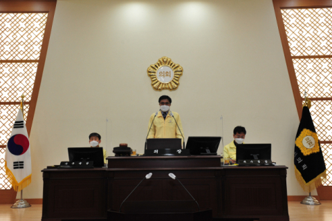 ▲ 영천시의회의가 지난 18일 올해 공식적인 의정 활동을 마무리 했다. 조영제 의장이 폐회를 선언하고 있다.