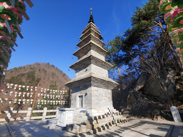 ▲ 부처의 진신사리를 모신 국보 제332호 수마노탑의 모습. 정암사 동남쪽 언덕에 있다.