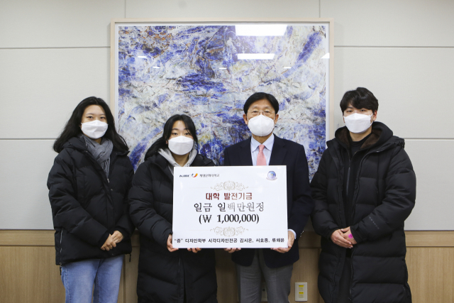 ▲ 왼쪽부터 류채윤, 김시온 학생, 박승호 총장, 서효종 학생