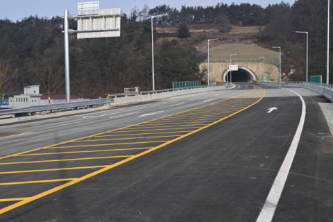 ▲ 청송군 청송읍 국도31호선 우회도로가 착공 5년9개월 만에 완공돼 개통된 모습.