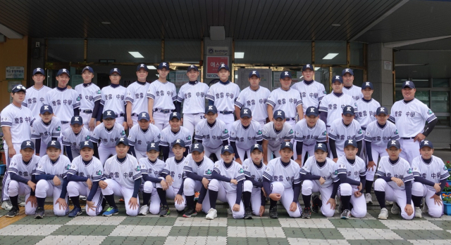 ▲ 곽동현 감독이 이끌고 있는 대구 경운중학교 야구부는 3명의 코치와 43명의 선수가 함께 하고 있다. 1학년부터 3학년까지 야구부 선수들이 단체사진을 찍고 있다.
