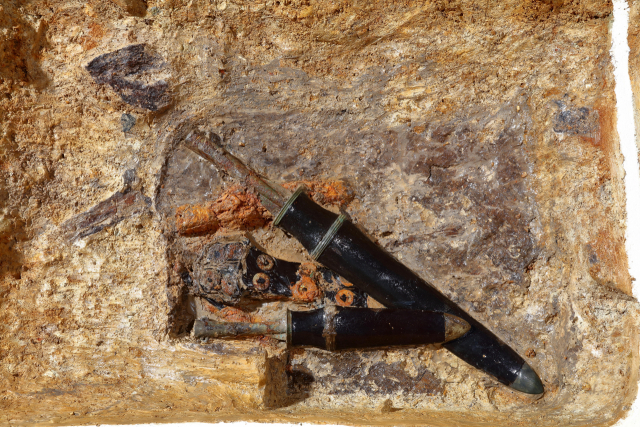 ▲ 죽은이의 허리 부근 아래에 판 구덩이(요갱)에서 발견된 청동 투겁창
