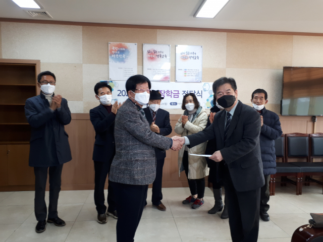 ▲ 박무웅(좌측) 국인산업 대표가 지난 28일 석적고등학교에 1천만 원의 장학금을 기탁하고 있다.