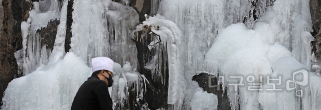 ▲ 절기상 1년 중 가장 춥다는 ‘소한’을 하루 앞둔 4일 오후 대구 수성못 인근 한 호텔 인공폭포가 꽁꽁 얼어 있다.