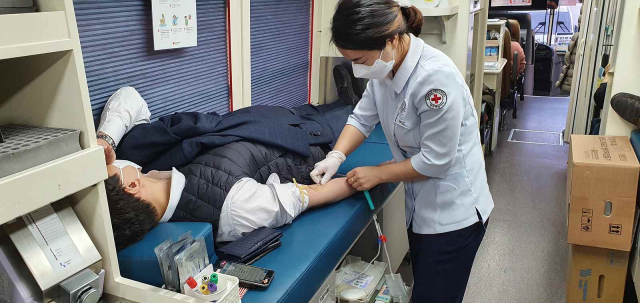 ▲ 대구시 공무원들이 5일 대한적십자사 대구경북혈액원 헌혈 버스에서 단체 헌혈에 나서고 있다.