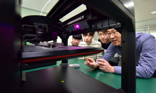 ▲ 영진전문대 컴퓨터응용기계계열 학생들이 3D프린팅 실습교육에 참여하고 있다