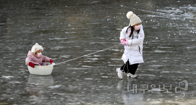 ▲ 10일 오후 한파로 인해 꽁꽁 얼어붙은 대구 수성구 파동 인근 신천에서 아이들이 썰매를 타며 즐거운 시간을 보내고 있다.