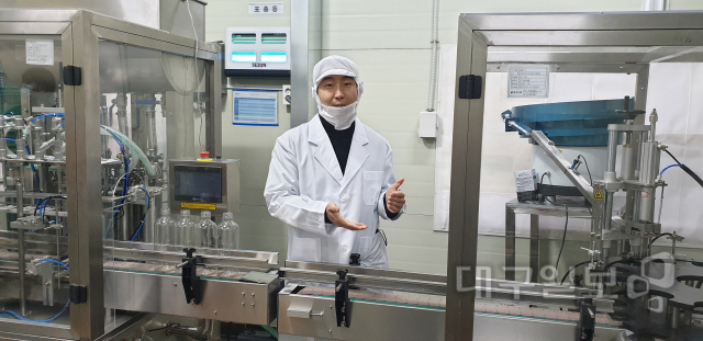 ▲ 데이웰즈 황정흥(39) 대표가 달서구 본사 공장에서 제품 출시 과정을 설명하고 있다.