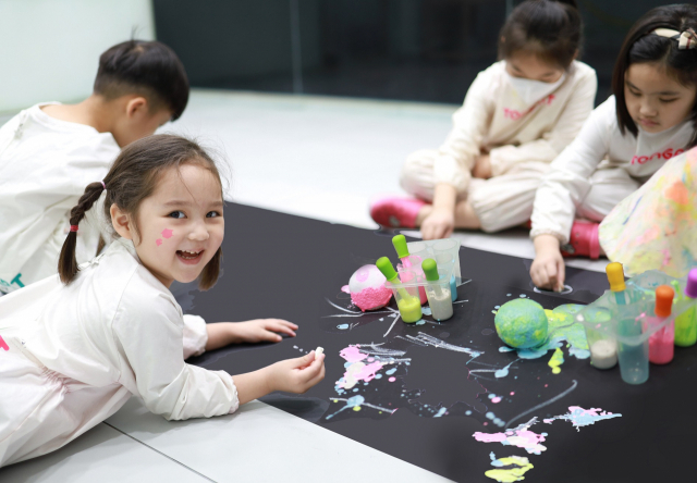 ▲ 지난해 열린 '스노우 미술관1'에 참가한 어린이들이 다양한 미술체험 활동을 하고 있다 .