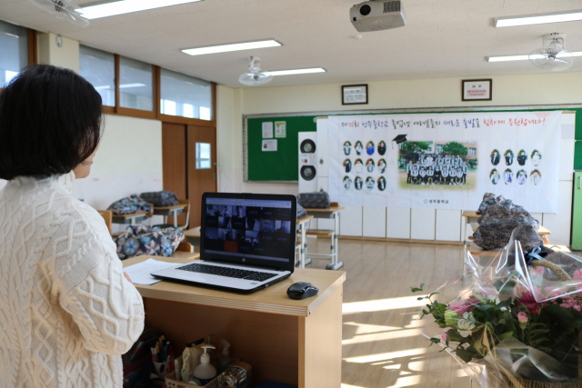 ▲ 성주중학교가 올해 졸업식을 비대면으로 진행했다. 사진은 온라인 플랫폼을 활용해 반별로 실시간 쌍방향으로 졸업식을 진행하는 모습.