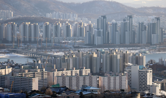 ▲ 지난해 말 불안한 모습을 보였던 아파트 매매·전세시장이 올해 초에도 진정되지 않고 강세를 보이고 있다. 한국부동산원은 1월 첫째 주(4일 기준) 전국의 아파트 매매가격이 0.27% 올라 전주(0.26%) 대비 상승 폭이 줄었다고 7일 밝혔다. 사진은 이날 서울 남산에서 바라본 시내 아파트의 모습. 연합뉴스