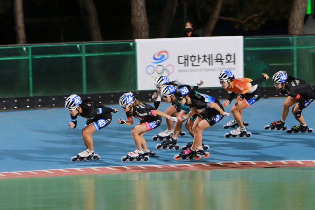 ▲ 롤러팀 소속 이슬이 지난해 김천에서 열린 제40회 대한체육회장배전국롤러스포츠대회 E10000 종목에서 참가해 달리고 있다. 이슬은 이 대회에서 1위를 차지했다.