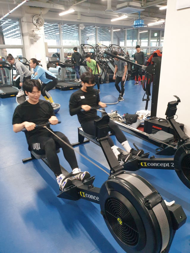 ▲ 롤러팀 선수들이 대구시체육회 훈련센터에서 근력 운동을 하고 있다.