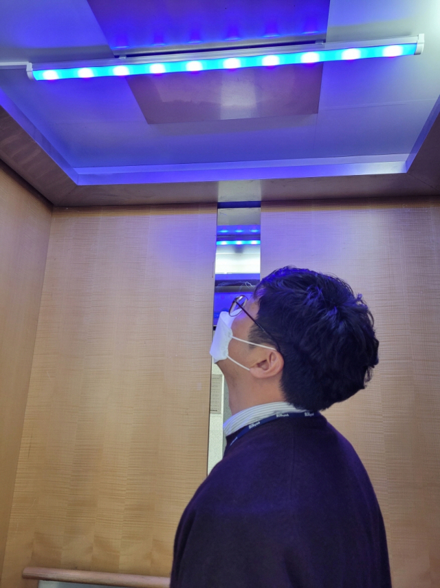 ▲ 포항시청 승강기에 설치된 LED 살균등