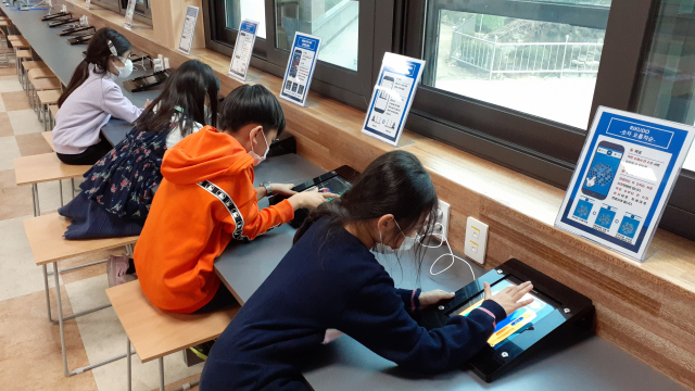 ▲ 대구학생과학관 소프트웨어체험센터에서 학생들이 태블릿PC로 활용한 스프트웨어 알고리즘 게임 체험을 하고 있다.
