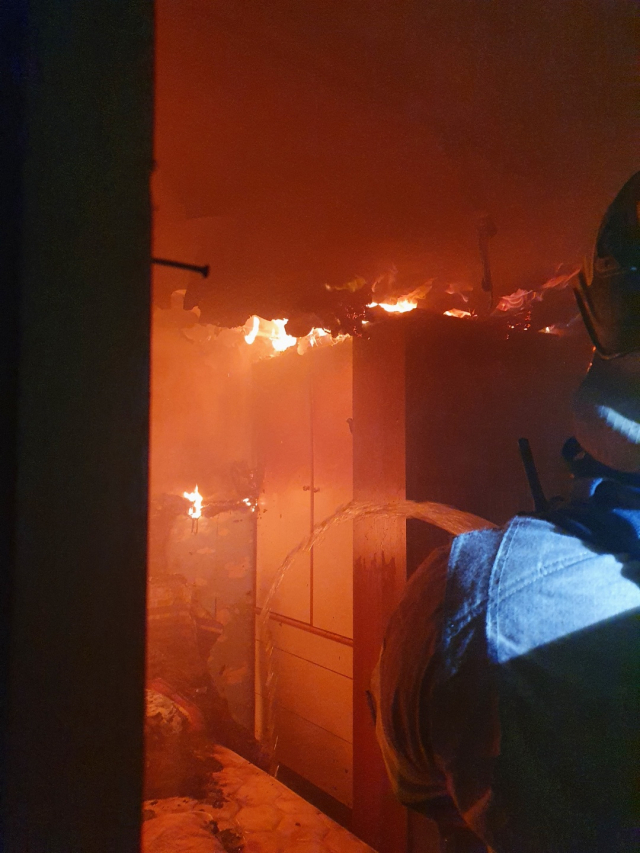 ▲ 25일 오전 대구 남구 대명동의 한 1층 주택에서 화재가 발생했다. 대구 중부소방서 제공.