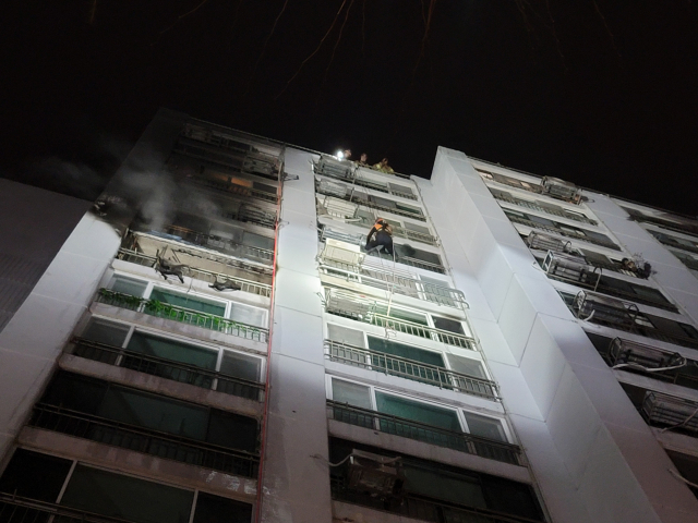 ▲ 28일 오전 4시44분께 대구 수성구 범물동의 한 아파트에서 화재가 발생했다. 사진은 출동한 소방대가 진화 작업을 벌이고 있는 모습.