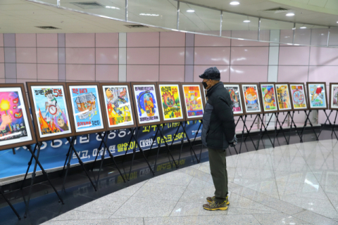 ▲ 대구 달성소방서가 화원읍 설화·명곡역 지하 1층에서 불조심 포스터·그림 전시회를 개최하고 있다.