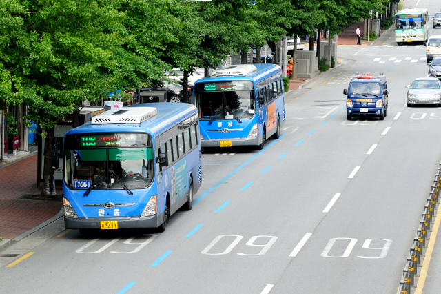 ▲ 대구 북구의 한 버스정류장에 대기 중인 시내버스의 모습.