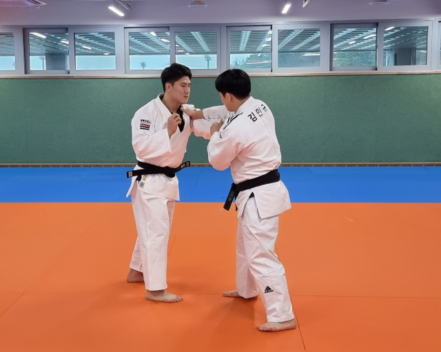 ▲ 유도팀 김용일과 김민규가 자유 연습을 하고 있다.