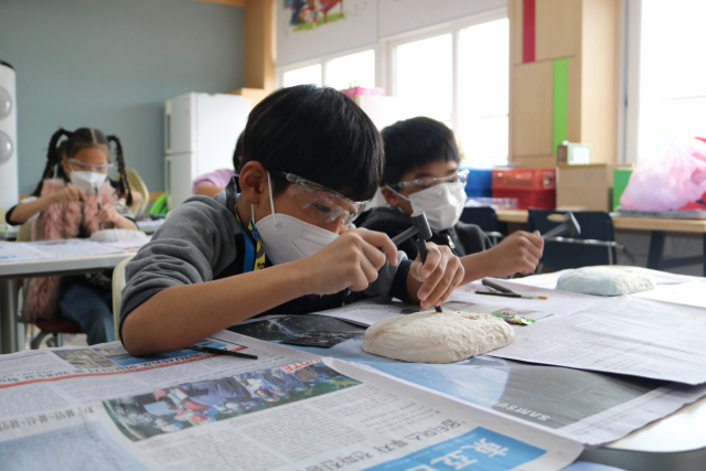 ▲ 김천 개령서부초등학교 학생들이 화석발굴 진로체험을 하고 있다.